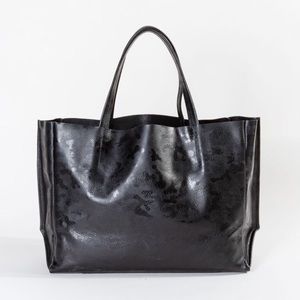 ampersand as apostrophe large black camo tote